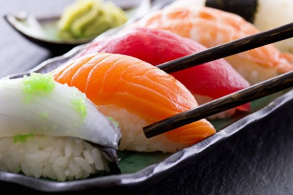 Sushi: O Analiză Detaliată a Beneficiilor și Riscurilor Consumatului de Pește Crud