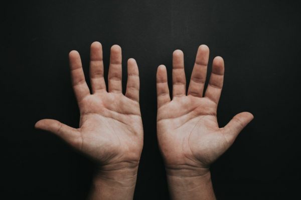 Ridicarea Mâinilor: Un Exercițiu Revoluționar pentru Sănătatea Ta