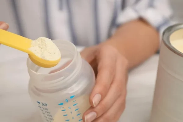 Contaminarea laptele praf pentru sugari: O alertă majoră în Europa și implicațiile acesteia pentru sănătatea copiilor