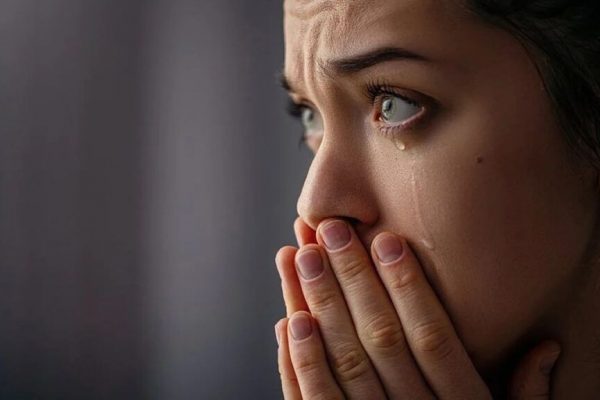 Plânsul ca terapie: Beneficiile surprinzătoare ale lacrimilor pentru sănătatea mentală și fizică