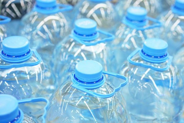 Retragerea urgentă a apei îmbuteliate: 320.000 de litri contaminati cu o substanță neagră
