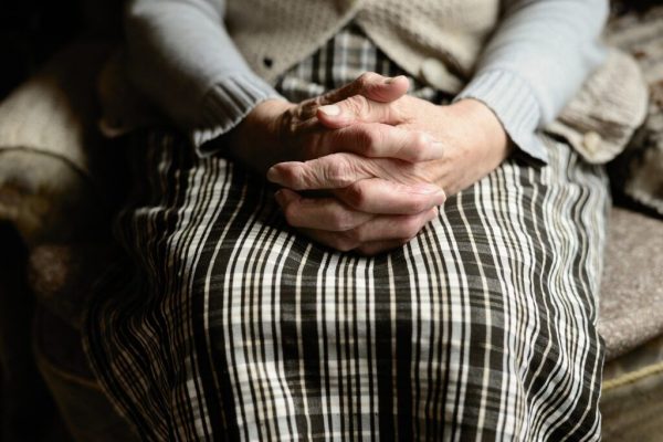 Escrocherii telefonice: Povestea unei pensionare care a pierdut totul în urma unei înșelăciuni
