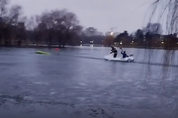 Gest de curaj sau imprudență? Intervenția salvatorilor pe lacul înghețat din Parcul IOR