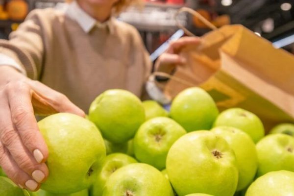 Pesticidele din Merele Comerciale: O Problema de Sănătate Publică în Uniunea Europeană