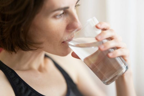 Importanța Hidratației în Controlul Glicemiei: Poate Apa Să Fie Soluția?