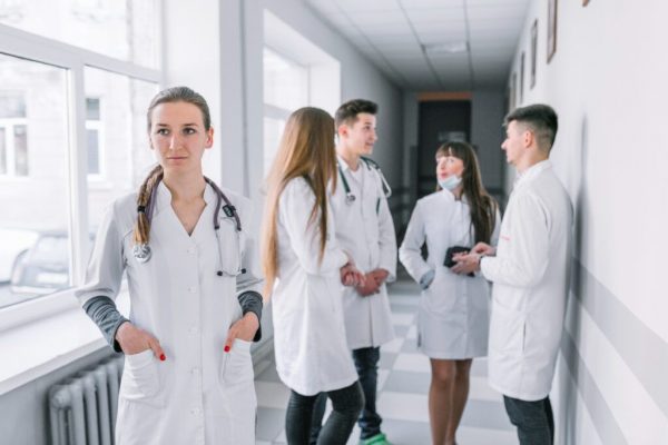 Criza sistemului sanitar românesc: Impactul reducerilor bugetare asupra sănătății publice