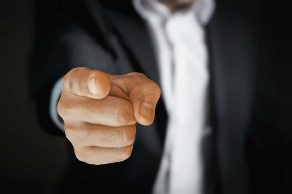 Plafonarea sporului pentru funcționari: O analiză detaliată a implicațiilor constituționale și sociale