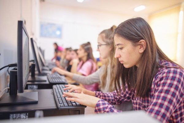 Impactul Inteligenței Artificiale asupra Adolescenților: Sondajul World Vision România și Provocările Educației Digitale