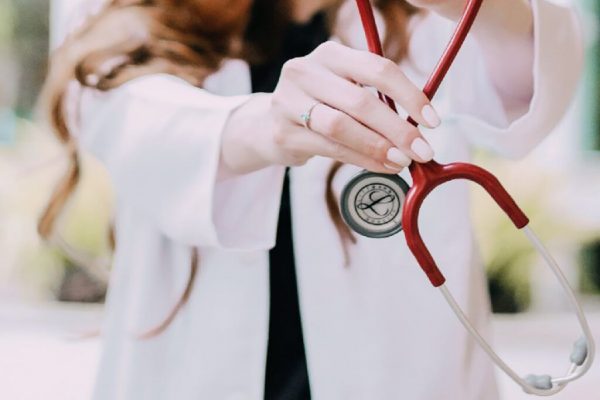 Conflictul dintre obligativitate și atractivitate în sistemul medical românesc: Răspunsul lui Alexandru Rafila la propunerile lui Ilie Bolojan