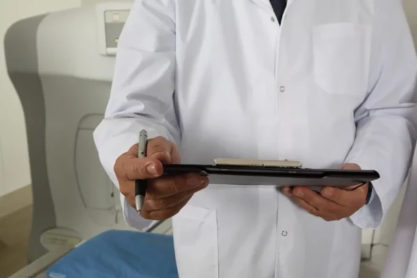 Semnele de alarmă ale sănătății după 60 de ani: Ce trebuie să știi despre riscurile de cancer