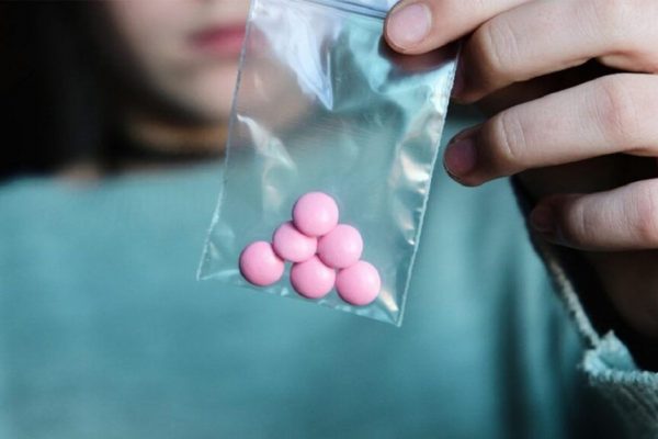 Modificarea Legii Stupefiantelor: O Reacție Necesara la Provocările Drogurilor Sintetice