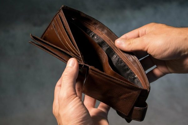 Sărăcia și Întârzierile în Asistența Medicală: O Privire Asupra Realității Românilor