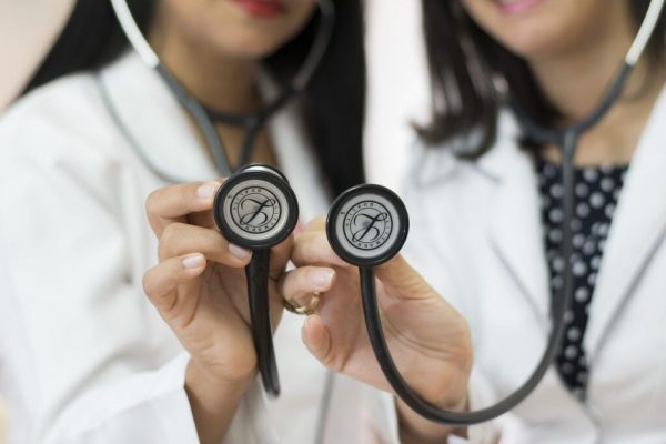 Conflictul dintre Medicina Publică și Practica Privată: Provocările și Implicațiile Declarațiilor lui Alexandru Rogobete