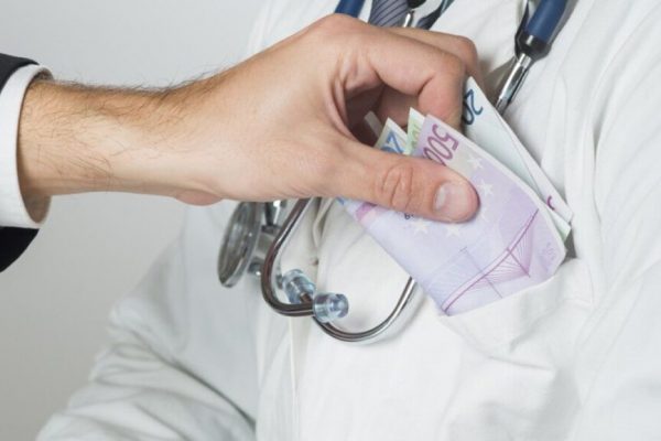 Corupția în sistemul medical românesc: Cazul medicului cardiolog Ovidiu Mitu și implicațiile sale