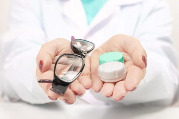 Ghid complet pentru alegerea metodei de corecție vizuală: ochelari, lentile de contact sau chirurgie refractivă