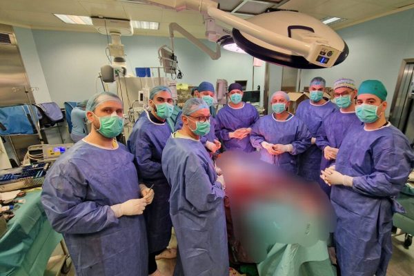 Intervenție Chirurgicală de Vârf în Oncologia Ortopedică: Rezecția Femurală și Proteza Tumorală la Spitalul Universitar de Urgență București