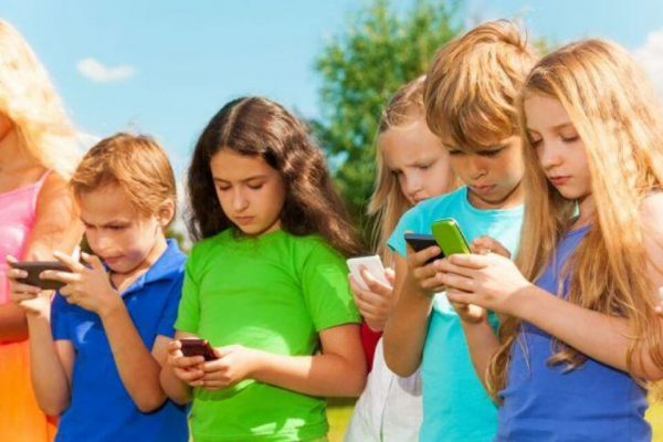 Proiect de lege revoluționar în România: Interzicerea telefoanelor mobile și a rețelelor sociale pentru copiii sub 15 ani