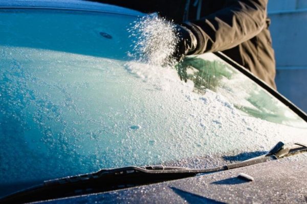 Strategii eficiente pentru dezghețarea parbrizului: Cum să eviți amenzile și să îți menții siguranța în trafic