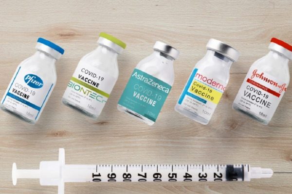 Impactul Vaccinului Pfizer asupra Sănătății Oculare: O Analiză Detaliată a Modificărilor Corneene