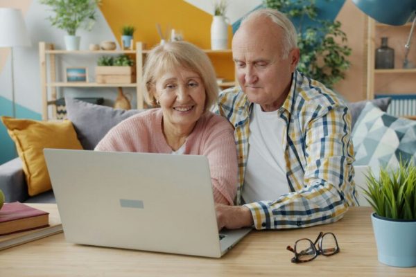 Opt abilități mentale care se îmbunătățesc după 60 de ani: O nouă perspectivă asupra îmbătrânirii cognitive
