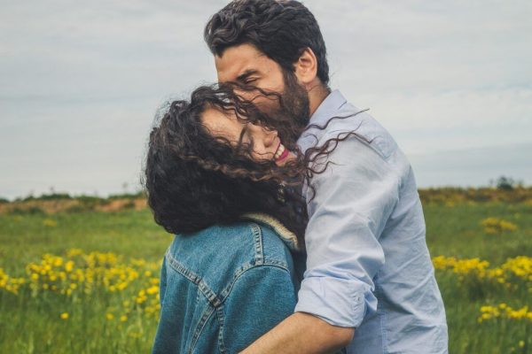 Semne Discrete ale Iubirii: Cum Îți Arată Soțul Sentimentele Profunde fără Cuvinte