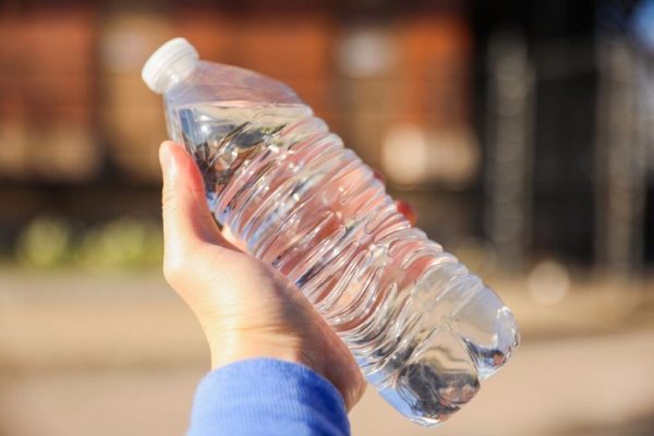 Riscurile nevăzute ale apei îmbuteliate în plastic: O analiză detaliată asupra impactului asupra sănătății