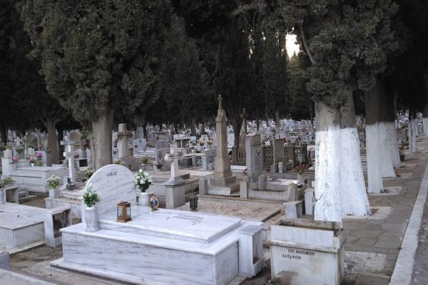 Exhumarea Victimelor COVID-19 în Grecia: Implicații Sociale și Sanitare