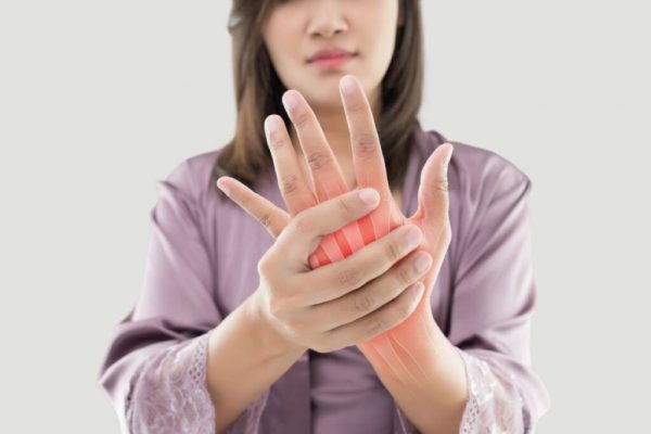 Durerile articulare după 45 de ani: O privire detaliată asupra legăturii cu menopauza și soluțiile disponibile