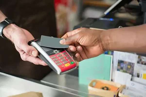 Card versus Telefon Mobil: Care Metodă de Plată Îți Protejează Mai Bine Banii?