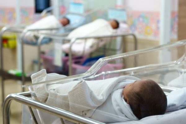 Nașterile la adolescenți în România: O criză socială și educațională în expansiune