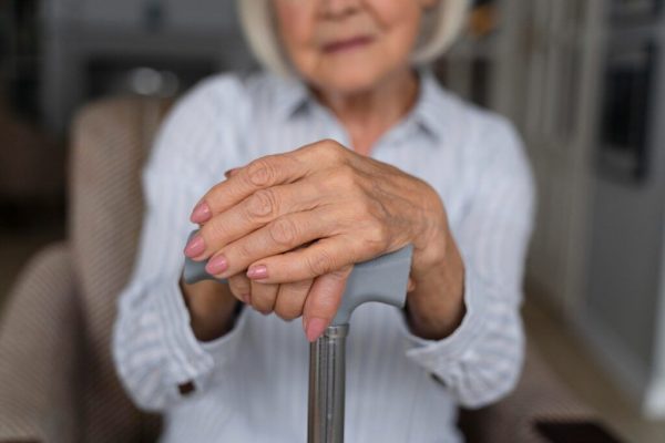 Semnele Discrete ale Demenței: Importanța Observării Comportamentului Mâinilor