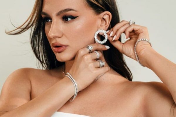 Cercei Mari de Aur: Un Fashion Statement sau O Exagerare? Analiză Detaliată a Tendințelor și Impactului Lor