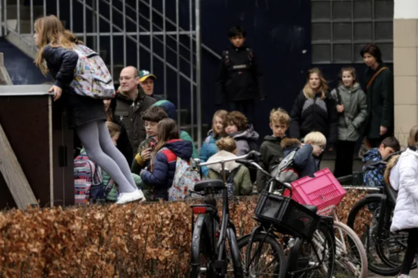 Explozia de la școala evreiască din Amsterdam: Un atac deliberat sau un simptom al unui antisemitism în creștere?