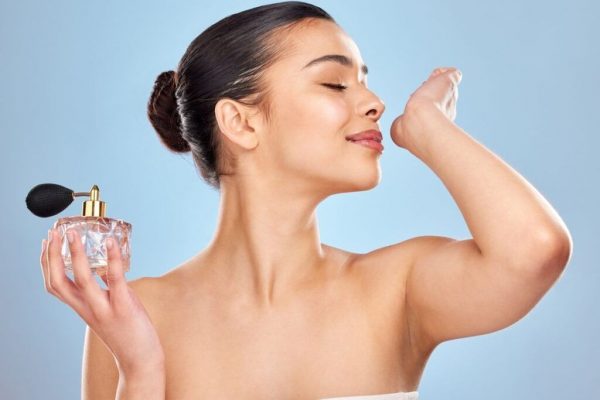 Impactul Aromelor Asupra Stării de Spirit și Gestionării Stresului: O Analiză Profundă