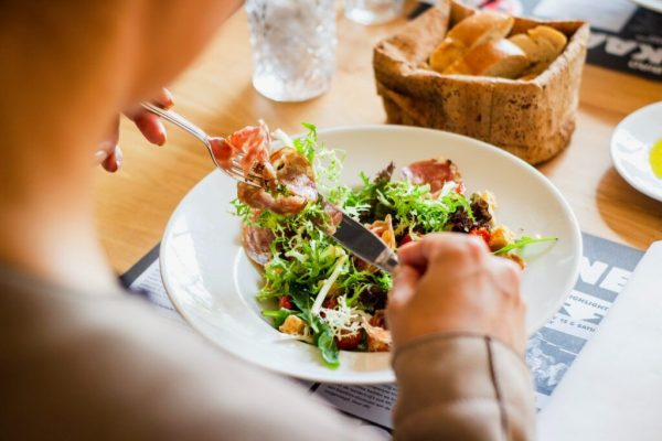 Demontarea Mitului „Nu Mânca După Ora 18”: O Analiză a Obiceiurilor Alimentare și Implicațiile Acesteia