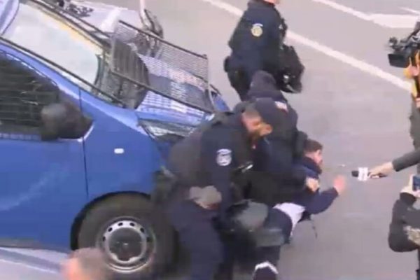 Tensiuni în Piața Victoriei: Îmbrânceli între minerii protestatari și jandarmi în contextul unei crize sociale majore
