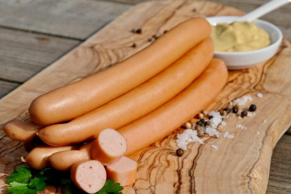 Crenvurștii de post: O analiză detaliată a ingredientelor și implicațiilor pentru sănătate