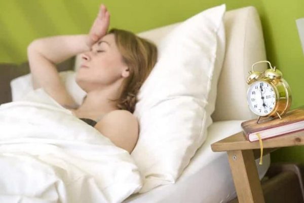 Cauzele și implicațiile durerilor de cap matinale: Ce trebuie să știm