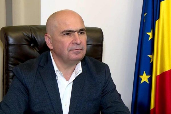 Tensiuni Politice în România: Critici la Adresa Premierului Ilie Bolojan și Necesitatea Stabilității Guvernamentale