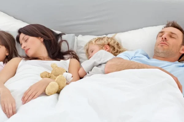 Impactul co-sleeping-ului asupra dezvoltării emoționale și comportamentale a copiilor: O analiză detaliată