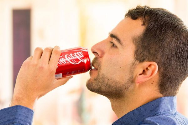 Coca-Cola și Migrenele: O Analiză Detaliată a Efectelor Cafeinei și Zahărului