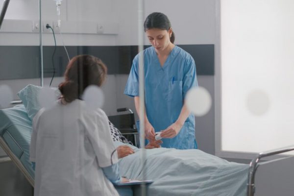 Salariile asistentelor medicale în Europa: O analiză detaliată a diferențelor între România și țările din Vest