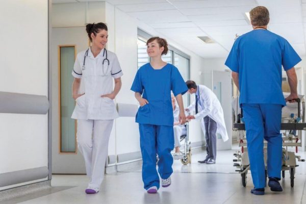 Salariile Asistentelor Medicale: Cum Turele de Noapte și Sporurile Influențează Veniturile în Sistemul Sanitar Românesc