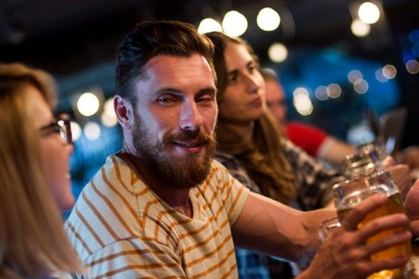 Preferințele Românilor la Prima Întâlnire: Ce Spune Alegerea Băuturii Despre Personalitate și Relații