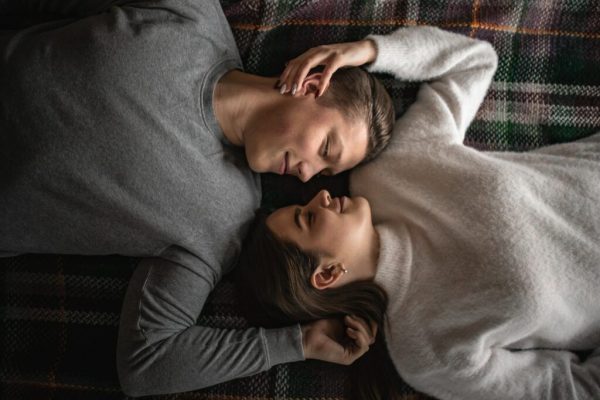 Cum Smartphone-urile Distrug Intimitatea Cuplurilor: Un Studiu Alarmant