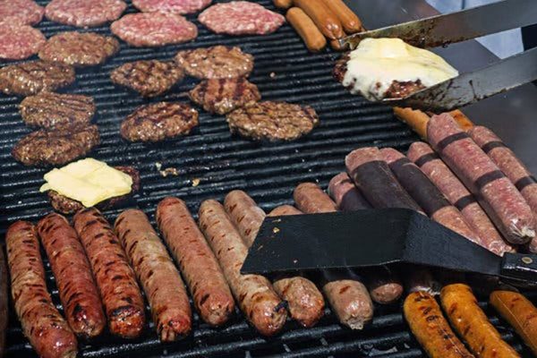 Grătarul de 1 Mai: Sfaturi Esențiale pentru o Gătire Sigură și Sănătoasă