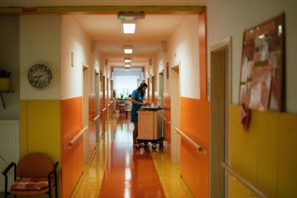 Salariile infirmierelor și brancardierilor din spitalele românești: realitate și perspective până în 2027