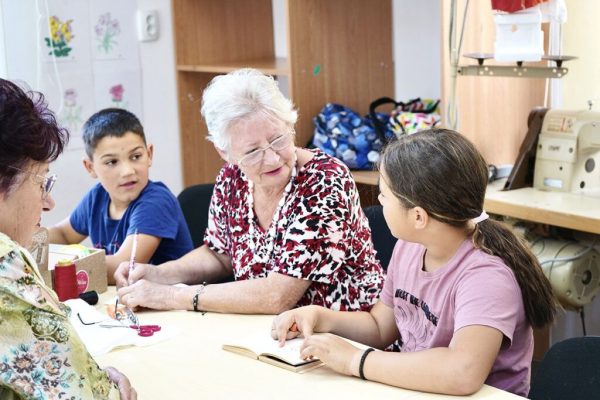 Solidaritatea între Generații: Oportunități și Beneficii prin Voluntariatul Seniorilor pentru Tinerii în Risc de Abandon Școlar