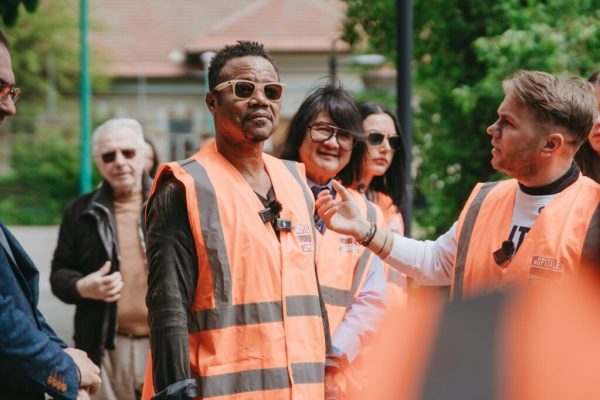 Cuba Gooding Jr. și Impactul Vizitei Sale în București: O Analyză a Sprijinului pentru Sănătatea Mintală Pediatrică