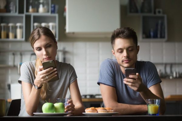 Impactul Dependenței de Telefon Asupra Sănătății Mintale: Avertismentul CEO-ului Apple și Implicațiile Sale